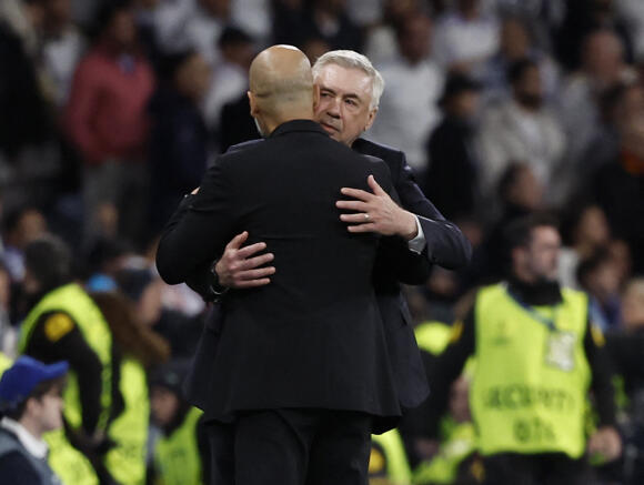 L’entraîneur de Manchester City Pep Guardiola (de dos) et celui du Real Madrid, Carlo Ancelotti, se sont donnés rendez-vous pour le match retour.