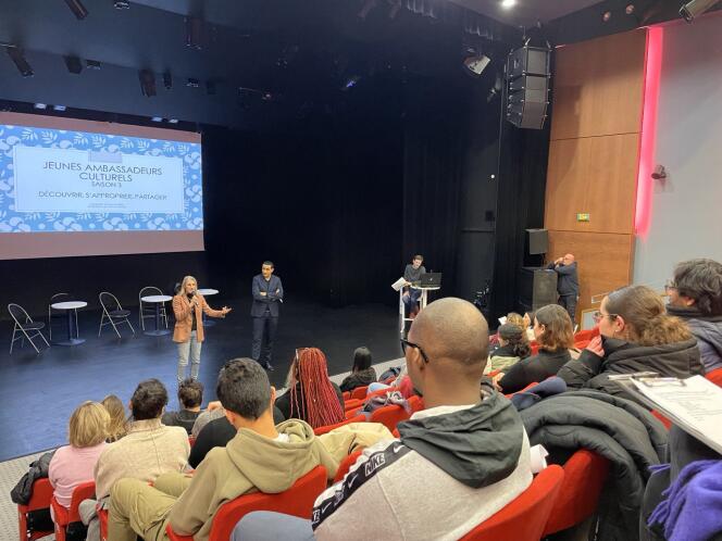 Présentation du dispositif Jeunes ambassadeurs culturels aux candidats de la saison 2024 au Conservatoire de Trappes (Yvelines), le 12 janvier 2024.