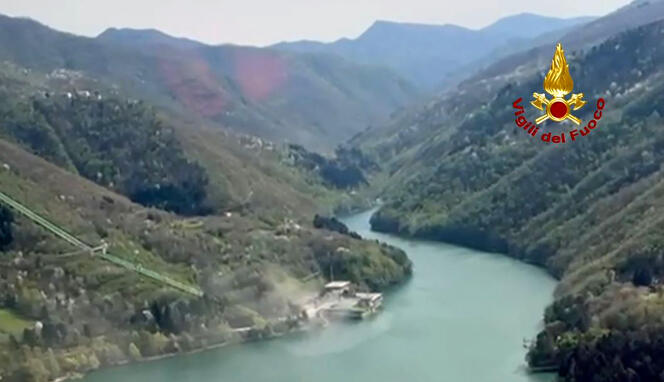 Image release d'une vidéo diffuse par les pompiers Italiens, le 9 avril 2024, montant par vue aérienne une centrale idroelettrica Enel Green, près de Bologne, après une Explosion.