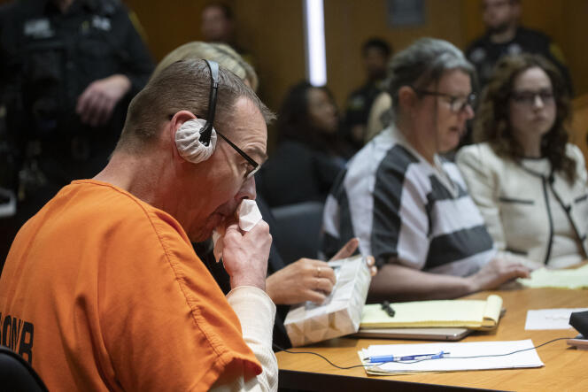 James et Jennifer Crumbley ont été condamnés le 9 avril 2024 à dix à quinze ans de prison, par un tribunal de Pontiac, dans le Michigan.  En 2021, leur fils, alors âgé de 15 ans, a tué quatre adolescents dans son lycée.