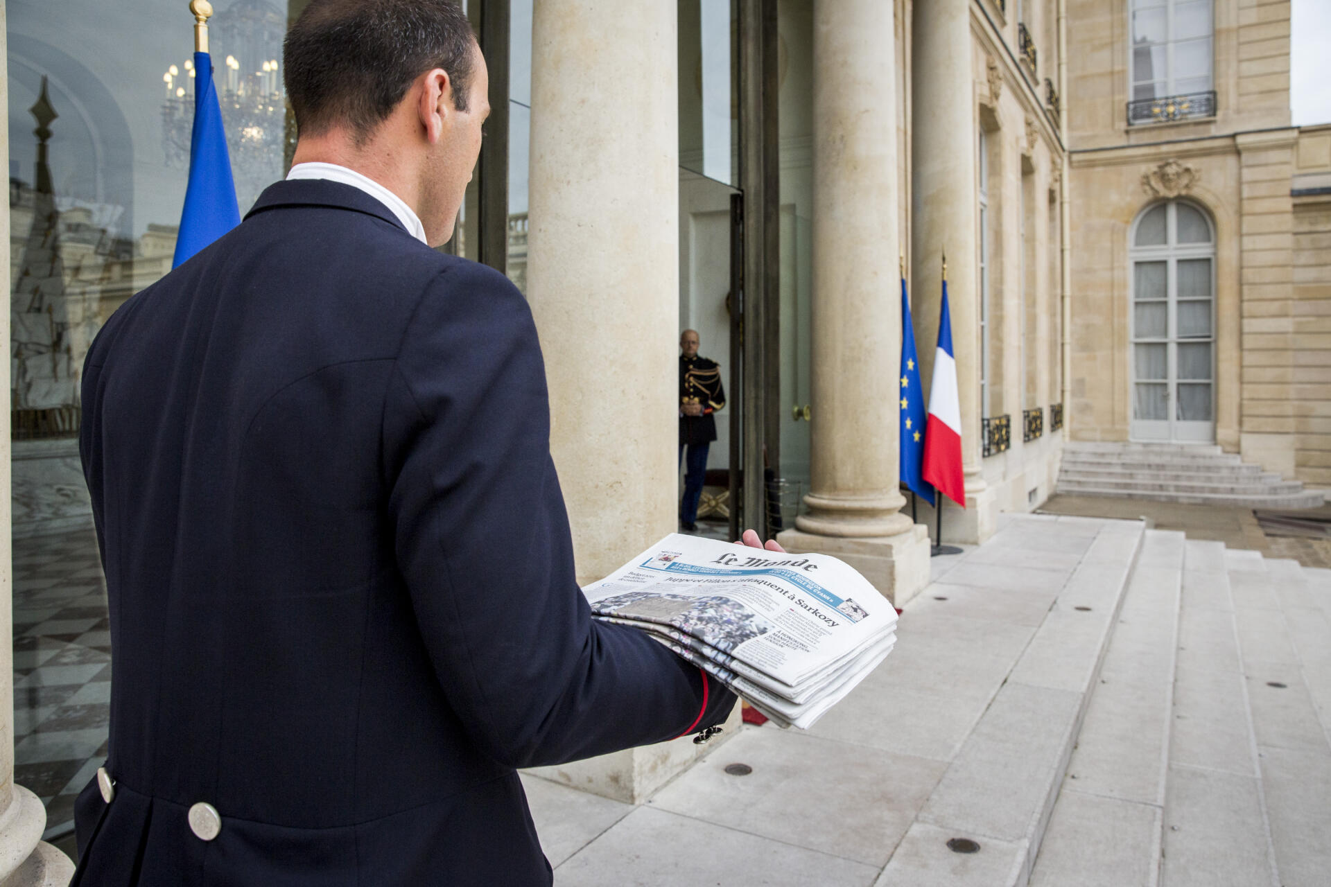 Un huissier apporte la dernière édition du « Monde » au palais de l’Elysée, le 2 octobre 2014.