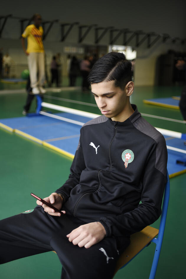 Walid, un élève de 2de, au lycée Jacques-Feyder d’Epinay-sur-Seine (Seine-Saint-Denis), en cours de sport, le 11 mars. 