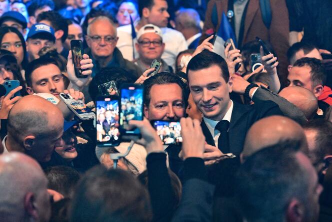 Jordan Bardella (à droite), président du parti d’extrême droite Rassemblement national (RN) et leader de la liste électorale pour les prochaines élections européennes, pose pour des selfies lors d’un meeting de campagne, à Marseille, le 3 mars 2024.