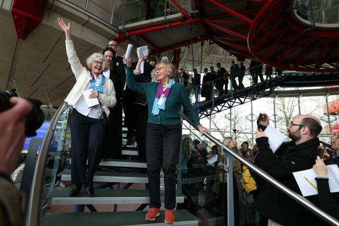 Des membres de l’association Swizz, Senior Women for Climate Protection, après l’annonce des arrêts de la Cour européenne des droits de l’homme, à Strasbourg, le 9 avril 2024.
