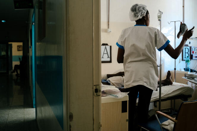 Une infirmière soigne un patient blessé, à SUMA Assistance, un établissement de santé privé du quartier Keur Gorgui, à Dakar, le 6 juin 2023.