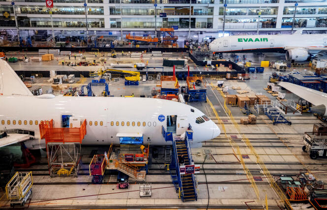 Des employés de Boeing assemblent des 787 à North Charleston (Caroline du Sud, Etats-Unis), le 30 mai 2023.