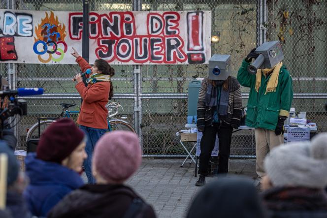Des membres du collectif Saccage 2024 se rassemblent devant le Comité d’organisation des Jeux olympiques de Paris 2024, à Saint-Denis (Seine-Saint Denis), 11 décembre 2022.