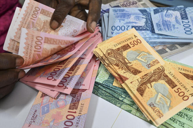 Des billets en francs CFA, à Abidjan, en mars 2024.