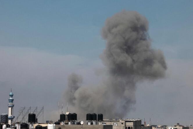 De la fumée s'échappe lors de frappes israéliennes sur une route du sud de la bande de Gaza, le 9 avril 2024.