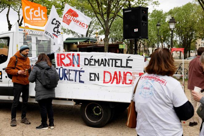 Des employés de l’Institut de radioprotection et de sûreté nucléaire (IRSN) participent à une manifestation contre la fusion de l’IRSN avec l’Autorité de sûreté nucléaire, à Paris, le 9 avril 2024.