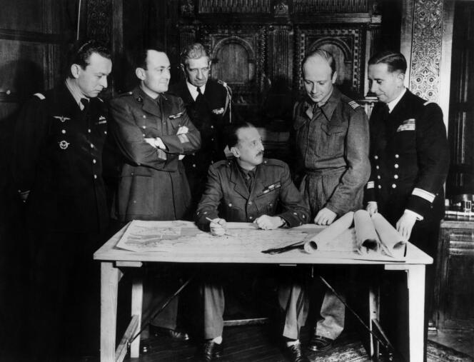 En juin 1944, autour du général Kœnig, André Dewavrin, dit « colonel Passy » (à sa gauche).