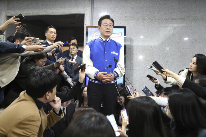 Le chef du Parti démocrate Lee Jae-myung s'adresse aux journalistes à Séoul le 10 avril 2024.