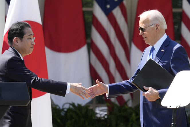 Le président Joe Biden et le Premier ministre japonais Fumio Kishida se serrent la main après avoir tenu une conférence de presse conjointe dans la roseraie de la Maison Blanche, le mercredi 10 avril 2024, à Washington. 