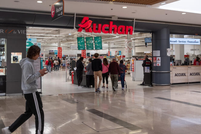Entrada a la tienda Auchan, en el centro comercial Aushopping Porte d'Espagne, en Perpignan, el 10 de abril de 2024.