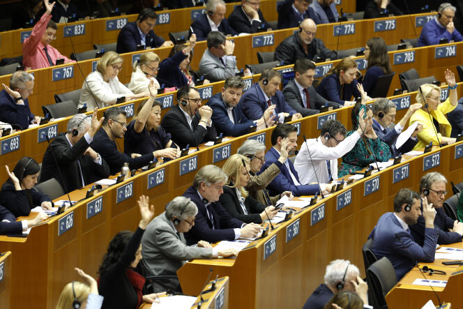 Les députés européens participent à une série de votes lors d'une séance plénière au Parlement européen à Bruxelles, le mercredi 10 avril 2024. 