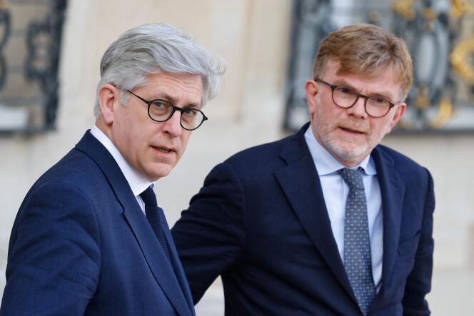 Le ministre délégué chargé de la santé, Frédéric Valletoux (à gauche), et son collègue de l’agriculture, Marc Fesneau (à droite), dans la cour de l’Elysée, à Paris, le 10 avril 2024. 