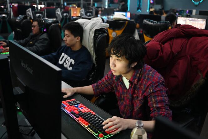 Un cybercafé à Pékin (Chine), le 24 janvier 2024. Ces lieux sont très prisés par les Chinois pour pratiquer des jeux multijoueurs en ligne.