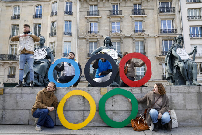 Des activistes du collectif Le Revers de la médaille devant le Musée d’Orsay, à Paris, le 24 mars 2024, pour protester contre le creusement des inégalités que favoriseraient les Jeux olympiques dans la capitale.