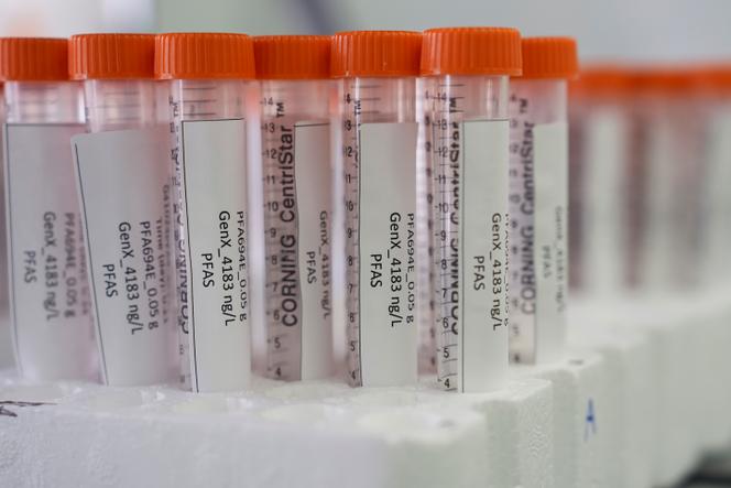 Des tubes contenant des échantillons de PFAS, en avril 2024, dans des locaux de l’Agence américaine de protection de l’environnement.