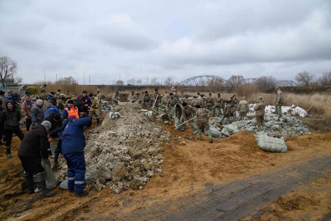 Barrières anti-inondation en construction près de la ville de Petropavlovsk, dans le nord du Kazakhstan, le 10 avril 2024.