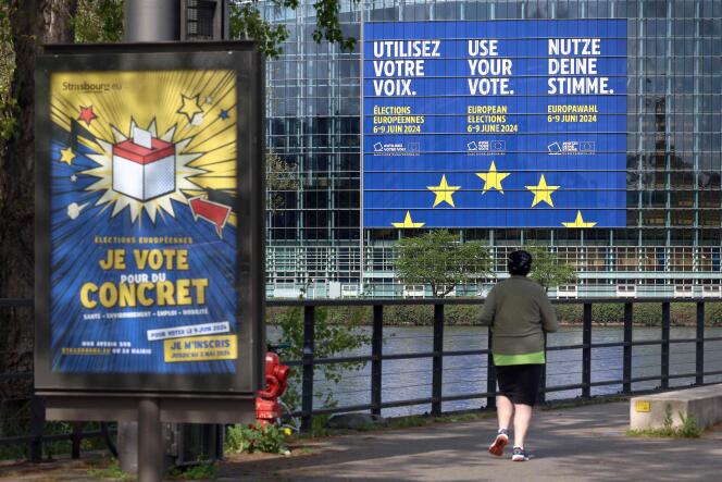 Une affiche annonçant les prochaines élections européennes, devant le Parlement européen, à Strasbourg, le 10 avril 2024. 