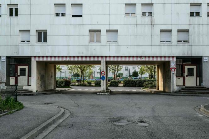 Cette photographie prise à Romans-sur-Isère, le 10 avril 2024, montre un immeuble du quartier de la Monnaie, où un garçon de 15 ans a été poignardé à mort le 9 avril 2024. 