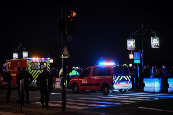 Police et pompiers de Bordeaux à proximité du lieu où un homme a tué une personne et en a blessé une autre, avant d'être abattu par la police, le 10 avril 2024.