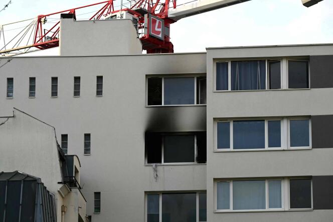 Vue de l’appartement incendié dans un immeuble du centre de Paris, le 8 avril 2024. L’incendie s’est déclaré rue de Charonne (11e arrondissement) dans un appartement situé au 7e étage d’un immeuble de huit étages, a indiqué à l’AFP la brigade des sapeurs-pompiers de Paris.