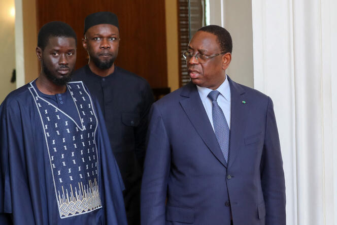 Le président sortant Macky Sall (à droite) et son homologue élu Bassirou Diomaye Faye (à gauche), avec Ousmane Sonko futur premier ministre (au fond), au palais présidentiel de Dakar, le 28 mars 2024.