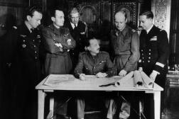 En juin 1944, autour du général Kœnig, André Dewavrin, dit « colonel Passy » (à sa gauche).