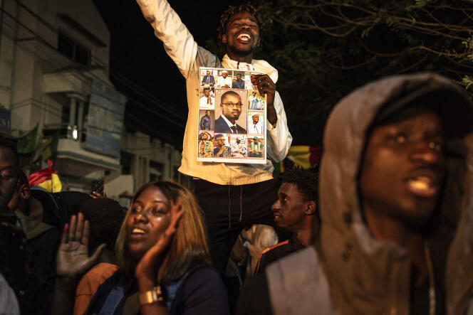 Les partisans de Bassirou Diomaye Faye et Ousmane Sonko célèbrent la victoire de leur candidat à l'élection présidentielle du 24 mars à Dakar.