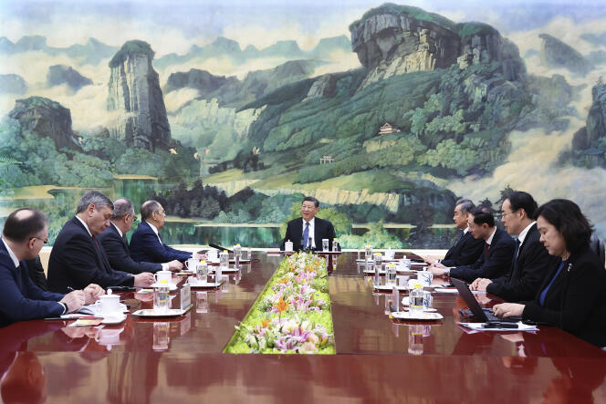 Le président chinois Xi Jinping (au centre) reçoit le ministre russe des Affaires étrangères Sergueï Lavrov (à droite) à Pékin le 9 avril 2024.