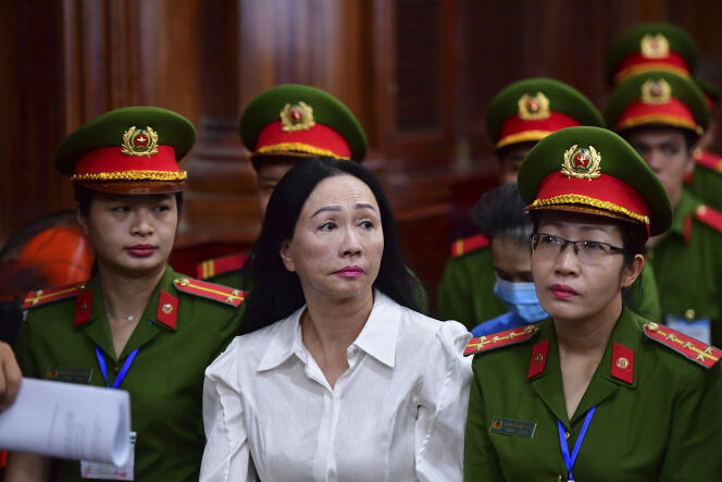 La femme d'affaires Truong My Lan, au centre, assiste à son procès à Hô Chi Minh-Ville, Vietnam, le jeudi 11 avril 2024.