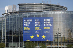 Un panneau de promotion des élections européennes sur la façade du Parlement européen à Strasbourg, le 11 avril 2024.