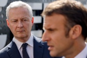 Le ministre de l’économie, Bruno Le Maire et Emmanuel Macron, à Bergerac (Dordogne), le 11 avril 2024.