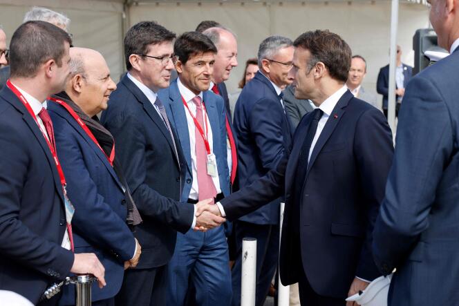 Emmanuel Macron (derecha) inauguró las obras de construcción de una fábrica de polvo de concha en Bergerac, en Dordoña, el 11 de abril de 2024.