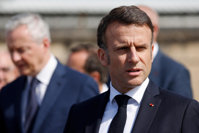 El presidente francés Emmanuel Macron y el ministro de Economía y Finanzas Bruno Le Maire durante una visita a una fábrica de Eurenco en Bergerac, suroeste de Francia, el 11 de abril de 2024.