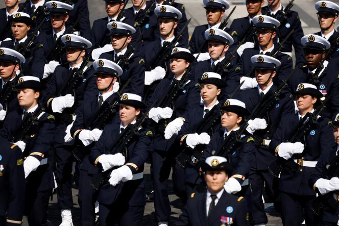 Cadets de l'Académie des officiers de marine de la Marine nationale, lors du défilé militaire du 14 juillet, à Paris, en 2023.