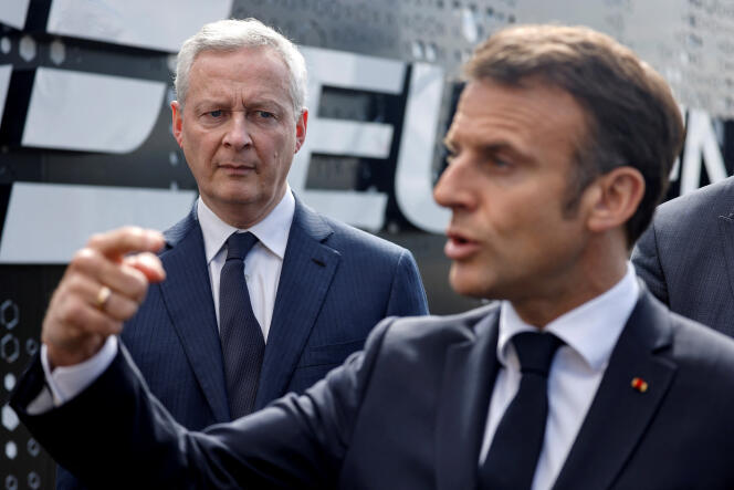 El ministro de Economía y Finanzas, Bruno Le Maire, y el presidente Emmanuel Macron en Bergerac, 11 de abril de 2024.