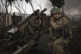 Un soldat ukrainien sur la ligne de front près d’Avdiïvka, dans la région de Donetsk, le 22 mars 2024.