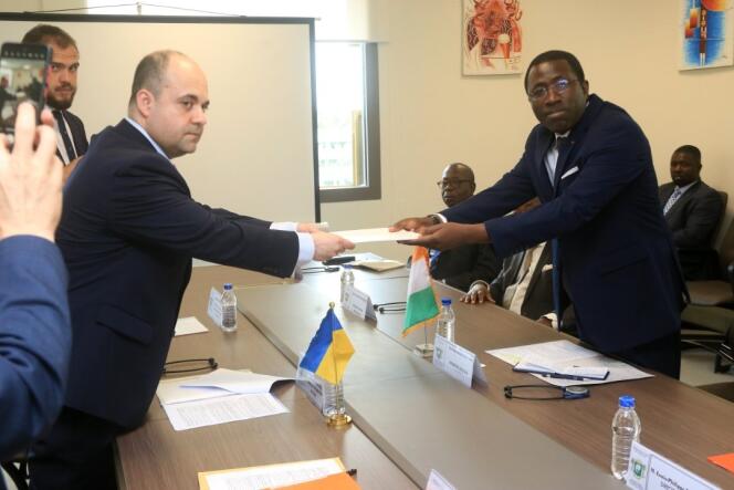 Maksym Soubkh, enviado especial de Ucrania para Oriente Medio y África, y Wautabouna Ouattara, Ministro Delegado de Asuntos Exteriores de Costa de Marfil, durante la inauguración de la embajada de Ucrania en Abiyán, el 11 de abril de 2024.