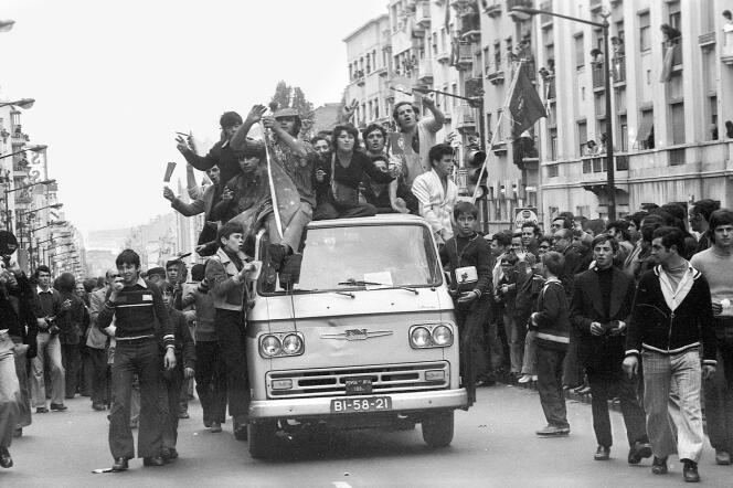 Le 1ᵉʳ mai 1974, une semaine après le coup d’Etat, les Lisboètes célèbrent la fin de quarante ans de dictature salazariste.