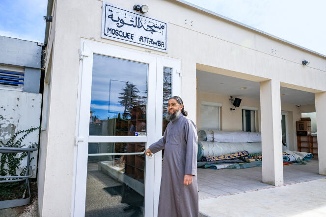 L’imam Mahjoub Mahdjoubi devant la mosquée Attawba, à Bagnols-sur-Cèze, le 20 février.