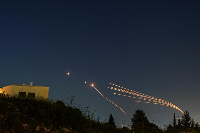 Le système de défense israélien Iron Dome en action après des tirs de roquettes depuis le Liban, vendredi 12 avril 2024. 