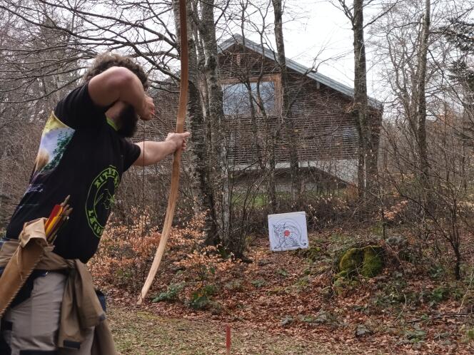 Matthieu Lacoste, au tir à l’arc, lors du Championnat européen de tir aux armes préhistoriques, à Vassieux-en-Vercors (Drôme), le 30 mars 2024.