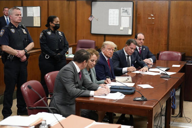 Donald Trump, entouré de ses avocats, devant le tribunal de New York, le 4 avril 2023.