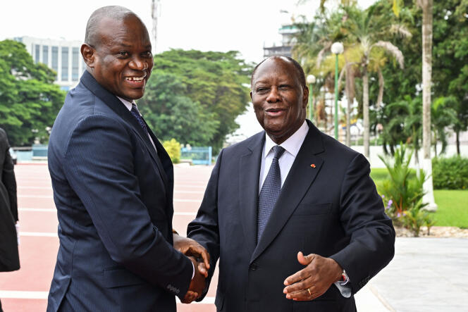 Le président de la transition gabonaise, Brice Oligui Nguema (à gauche), et le président ivoirien, Alassane Ouattara, à Abidjan, le 11 avril 2024.