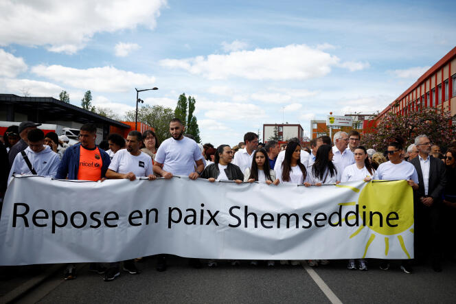 Lors du rassemblement en hommage à Shemseddine, à Viry-Châtillon (Essonne), le 12 avril 2024. 