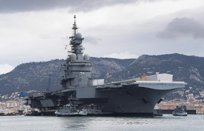 Le porte-avions nucléaire français « Charles-de-Gaulle » dans l'arsenal de Toulon, le 8 février 2017.