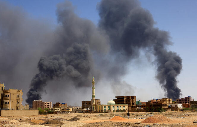 De la fumée s'élève de Khartoum après des bombardements aériens, le 1er mai 2023.